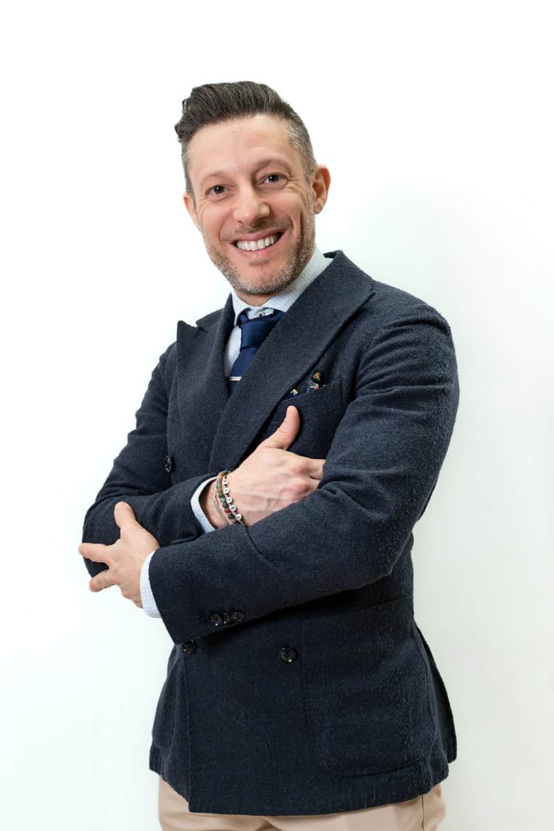 Ritratto del Dott. Ing. Alessio Zanghi, sorridente, in giacca blu e cravatta